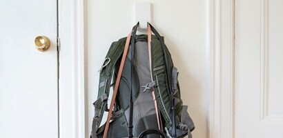 在門後或牆面使用門後掛勾，例如3M無痕高承重掛勾來掛放外套、通勤包
