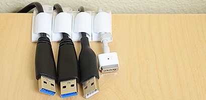使用無痕電線掛鉤的桌面