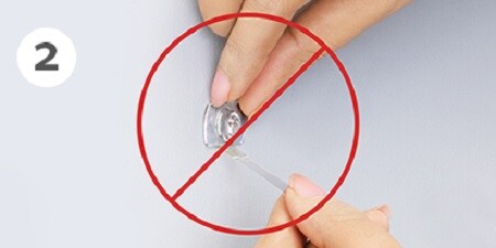 透明無痕掛勾拆除方式 Step 2: 平行牆面緩慢下拉膠條至移除，切勿垂直牆面拉除。
