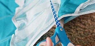 步驟2：裁剪收納袋以符合門板寬度
