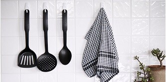 烹飪用具和廚房擦手巾用無痕掛鉤掛在牆上
