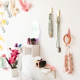 在牆面使用無痕掛勾、層架、置物盒整理化妝用品與配件