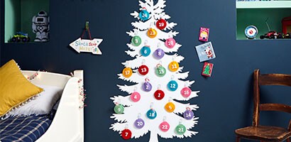 使用無痕™ 透明掛鉤、膠條裝飾聖誕節倒數日曆