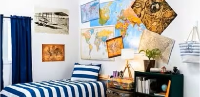 租屋處牆面使用無痕掛勾掛起包包、相/畫框掛扣與膠條掛起海報
