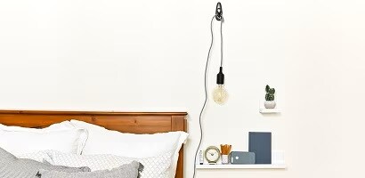 使用無痕™ 掛勾、層架製作簡易床邊收納區。