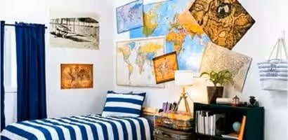 在臥室的牆面上使用無痕膠條佈置海報，使用無痕高承重掛鉤收納提袋
