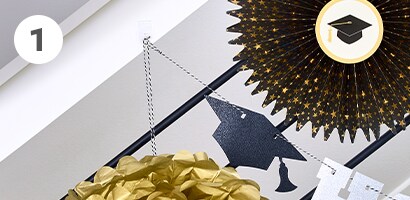 佈置花圈和其他畢業派對裝飾
