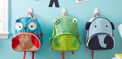 使用無痕大型掛鉤掛起兒童背包
