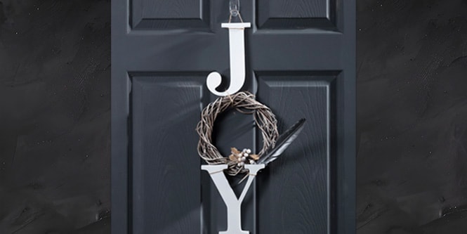 門上的聖誕節字母裝飾
