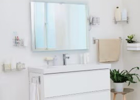 使用無痕™ 金屬防水浴室收納系列(置物籃、肥皂架、 毛巾架、三角架)的衛浴空間
