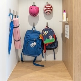 入口處可使用具不同承重力的無痕掛勾來掛起雨傘以及重物如背包。