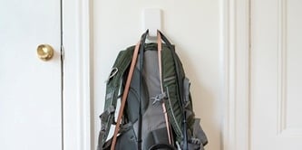 在門後或牆面使用門後掛勾，例如無痕高承重掛勾來掛放外套、通勤包
