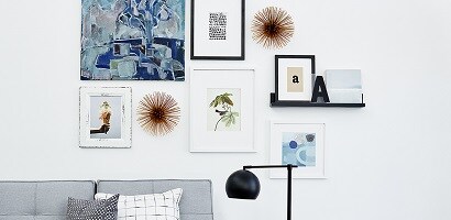 使用無痕™ 相/畫框掛扣展示藝術品拼貼牆