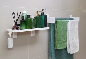 使用浴室毛巾架、置物架整齊收納浴室用品