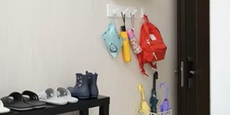 使用無痕排鉤、層板架收納玄關小物件
