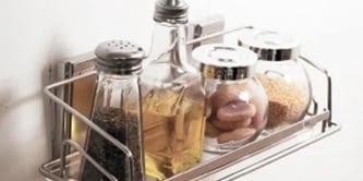 使用無痕金屬置物架在牆面收納廚房調味品、食用油罐
