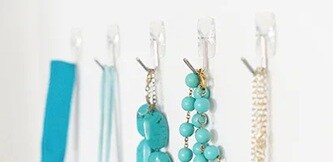 步驟7：使用無痕透明活動掛勾掛起輕量物品
