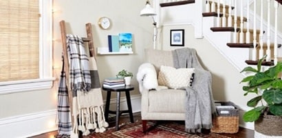 使用無痕掛勾、相畫框掛扣與層板架打造放鬆的閱讀角落