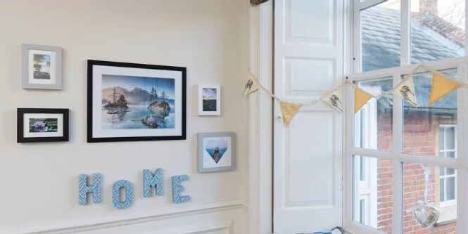 以各種相框與英文字母"HOME"來佈置的牆面
