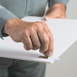 將無痕相/畫框膠條貼在相/畫框背面的人