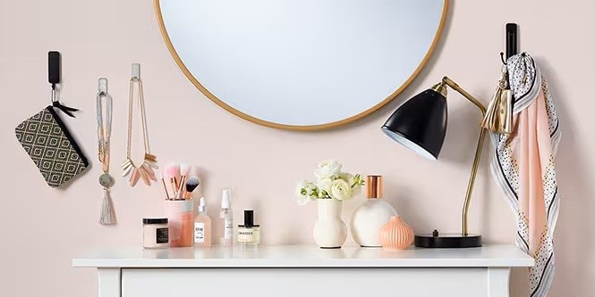 在梳妝台周邊牆面使用3M無痕™ 裝飾掛勾掛起圍巾、項鍊、小錢包等配件。
