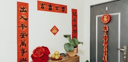 使用無痕™ 掛鉤、膠條掛起農曆新年春聯與吊飾