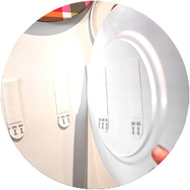 使用相/畫框掛扣將裝飾用盤子固定在牆面
