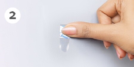 無痕™ 透明掛鉤使用說明 Step 2: 移除離型紙，貼在牆壁上後用力按壓30秒。
