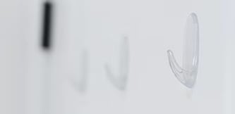 步驟3：安裝無痕中型透明掛勾(門後掛勾)
