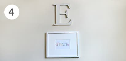使用無痕™ 相/畫框掛扣將字母方塊 E 置於自拍照片上

