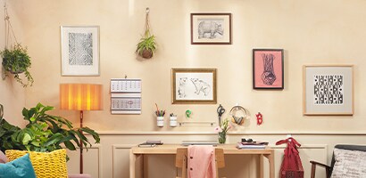 使用無痕掛鉤與相/畫框掛扣展示相片和藝術品
