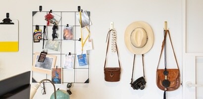 使用3M無痕大型雙勾在玄關收納雨傘、瑜珈墊、提袋等日用品
