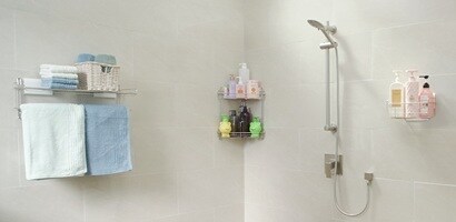 使用免鑽釘的無痕™ 壁掛式金屬置物架如毛巾架、三角置物架、置物籃在牆面收納浴室用品。
