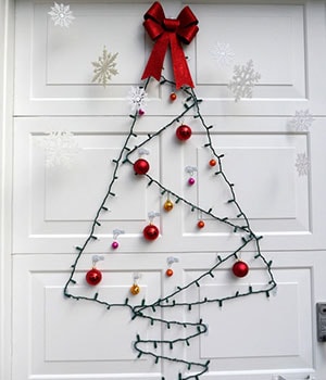 使用無痕透明電線掛鉤懸掛雪花裝飾品
