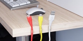 在工作臺或書桌使用無痕電線掛勾來整理各種電腦線材
