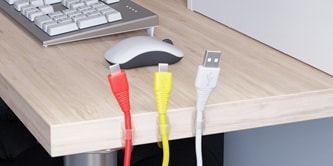 在工作臺或書桌使用無痕電線掛勾來整理各種電腦線材

