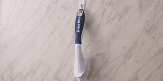 使用無痕活動掛鉤掛起刷具
