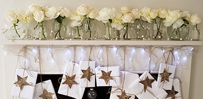 使用無痕™ 透明掛鉤裝飾聖誕節壁爐