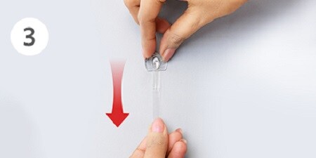 無痕掛勾拆除方式 Step 3: 平行牆面緩慢將膠條下拉至移除。
