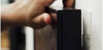 使用無痕™ 中型相/畫框掛扣安裝新年畫作、海報
