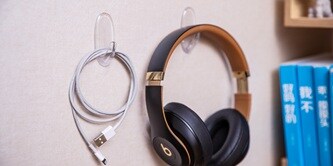使用無痕透明中型掛勾掛起充電線、耳機
