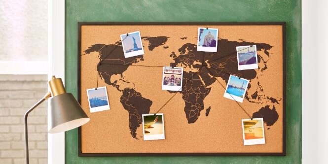 使用無痕™ 相/畫框掛扣掛起備忘板，規劃家庭日常與旅遊計畫
