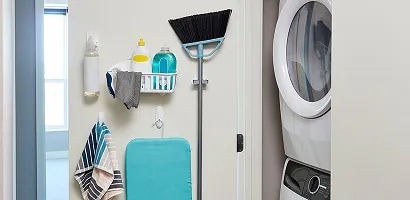 使用無痕掛鉤、掃具收納夾與噴瓶掛架來收納清潔用品