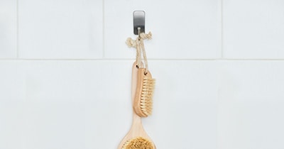 使用無痕金屬防水小型掛鉤掛起刷具
