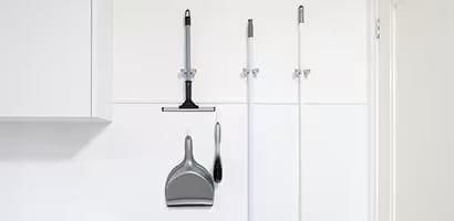 掛拖把的架子與使用無痕產品整理收納的清潔用品