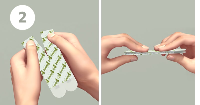 掛畫掛勾怎麼用？使用說明 Step 2: 分離膠條，移除紅色離型紙，貼於掛鉤背面。
