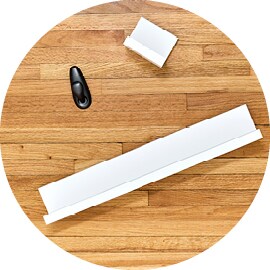 打造床邊收納區所需材料：層架、大型掛鉤
