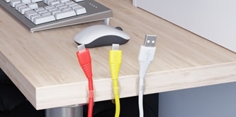 使用無痕透明電線掛勾在工作桌邊整理電線
