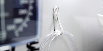 使用無痕電線整理器在牆面收納成束的電線
