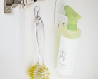在櫥櫃內使用無痕噴瓶掛架收納清潔用品，無痕小型活動掛鉤掛起刷具
